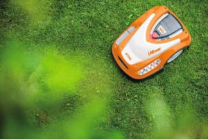 ΧΛΟΟΚΟΠΤΙΚΟ ΡΟΜΠΟΤ STIHL RMI 422.2 ΜΗΧΑΝΕΣ ΓΚΑΖΟΝ ΕΞΑΕΡΩΤΗΡΕΣ ΜΠΑΤΑΡΙΑΣ Χλοοκοπτικό Ρομπότ STIHL RMI 422.2 σε δράση