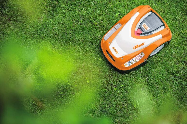 ΧΛΟΟΚΟΠΤΙΚΟ ΡΟΜΠΟΤ STIHL RMI 422.2 ΜΗΧΑΝΕΣ ΓΚΑΖΟΝ ΕΞΑΕΡΩΤΗΡΕΣ ΜΠΑΤΑΡΙΑΣ Χλοοκοπτικό Ρομπότ STIHL RMI 422.2 σε δράση