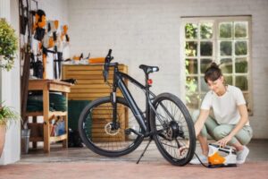 STIHL KOA 20.0 ΑΕΡΟΣΥΜΠΙΕΣΤΗΣ-ΤΡΟΜΠΑ ΜΠΑΤΑΡΙΑΣ SOLO KOA 20 ΑΕΡΑΣ-ΣΥΝΕΡΓΕΙΟ Γυναίκα χρησιμοποιεί αεροσυμπιεστή για να φουσκώσει λάστιχο ποδηλάτου