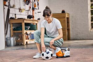 STIHL ΑΕΡΟΣΥΜΠΙΕΣΤΗΣ KOA 20 SET AS2 & AL1 SA060118214 ΑΕΡΟΣΥΜΠΙΕΣΤΕΣ Γυναίκα χρησιμοποιεί αεροσυμπιεστή για να φουσκώσει μπάλα ποδοσφαίρου